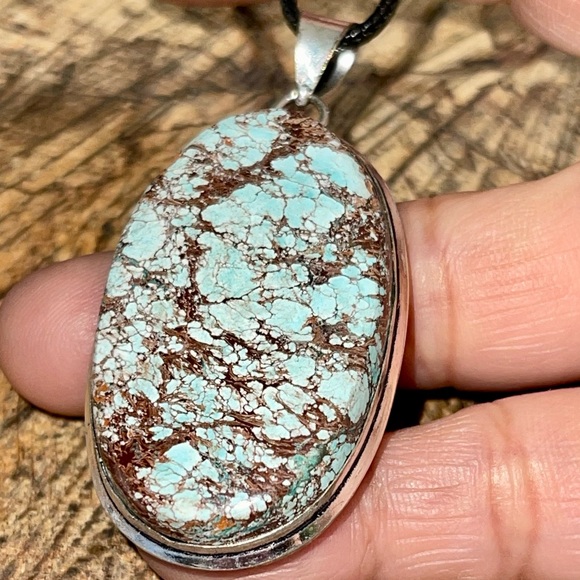 Beautiful Magnesite Howlite 2 1/4” - Picture 6 of 11